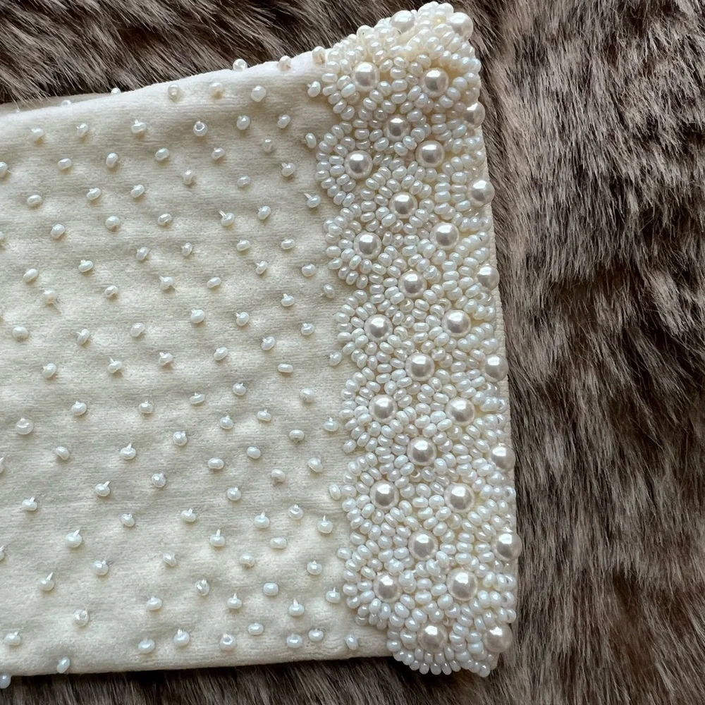 Beautiful cream/off white beaded gloves one size, stretch, made in Hong Kong New